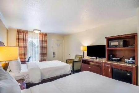 Clarion Inn & Suites Central Clearwater Beach - 3