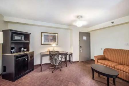 Clarion Inn & Suites Central Clearwater Beach - 69