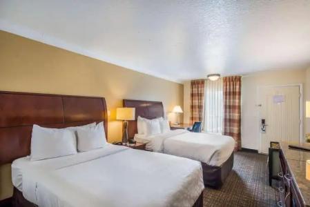 Clarion Inn & Suites Central Clearwater Beach - 2