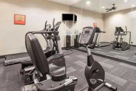 Hawthorn Suites by Wyndham - 12