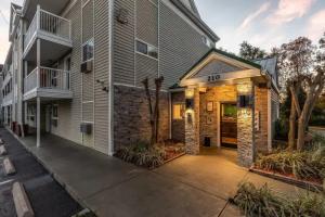 HomeTowne Studios by Red Roof Orlando - Casselberry, Orlando