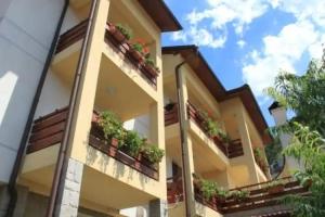 Kris Guest House, Devin