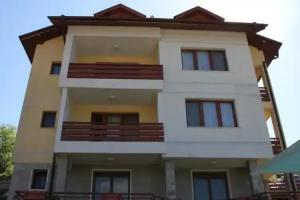 Kris Guest House, Devin