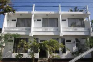 White Surfing Beach Resort, Unawatuna