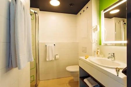 Harry's Home & Apartments - 79