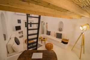 Canvas Suites, Oia