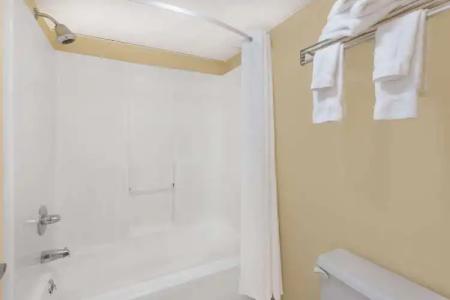 Baymont by Wyndham Sevierville Pigeon Forge - 7