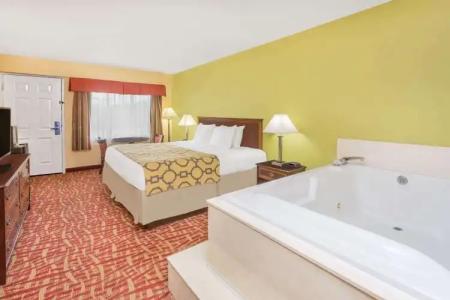 Baymont by Wyndham Sevierville Pigeon Forge - 4