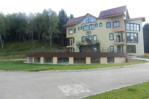 Club Bon Ton Hotel, Shustino