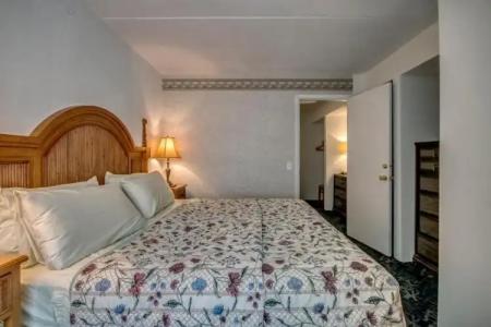 Admiral Resort Motel - 95