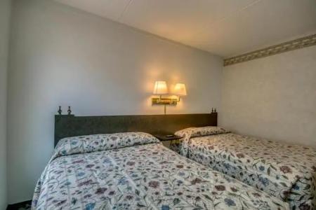 Admiral Resort Motel - 57