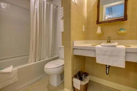 Admiral Resort Motel - 90