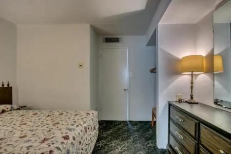 Admiral Resort Motel - 86