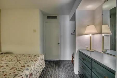 Admiral Resort Motel - 66