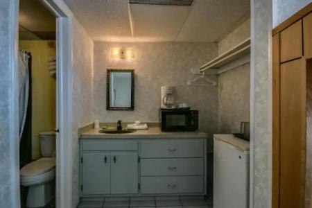 Admiral Resort Motel - 25