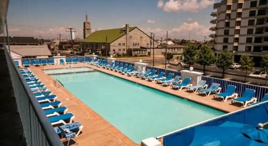 Admiral Resort Motel - 9