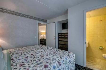 Admiral Resort Motel - 85