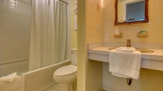 Admiral Resort Motel - 7