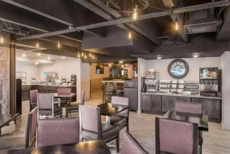 Best Western Plus Milwaukee West - 29