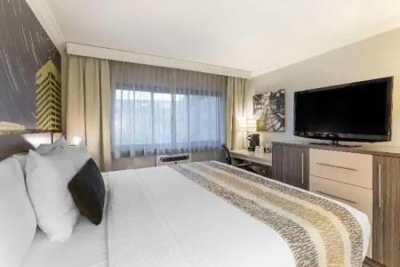 Best Western Plus Milwaukee West - 43