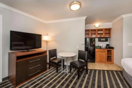 Best Western Plus Milwaukee West - 52