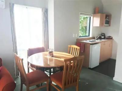 Bush Inn Court Motel - 94