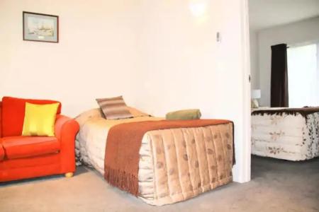 Bush Inn Court Motel - 102