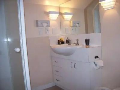 Bush Inn Court Motel - 8