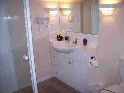 Bush Inn Court Motel - 6