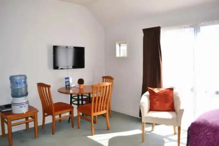 Bush Inn Court Motel - 77