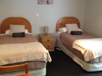 Bush Inn Court Motel - 1