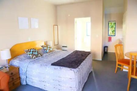 Bush Inn Court Motel - 112