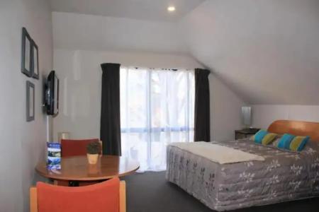 Bush Inn Court Motel - 119