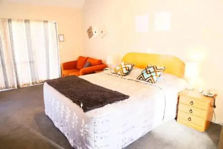 Bush Inn Court Motel - 113