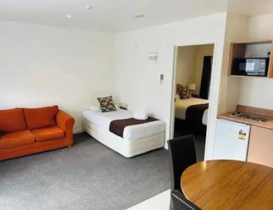 Bush Inn Court Motel - 58