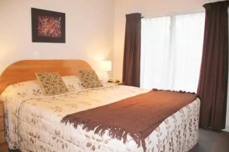 Bush Inn Court Motel - 100