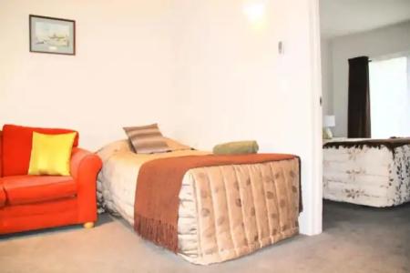 Bush Inn Court Motel - 70