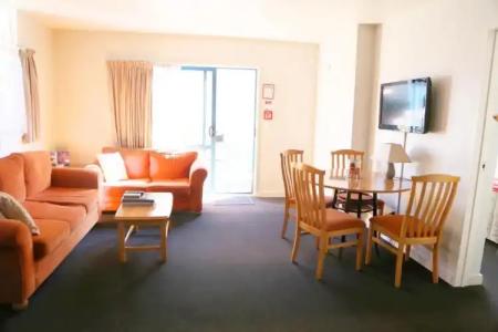 Bush Inn Court Motel - 85