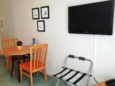 Bush Inn Court Motel - 20