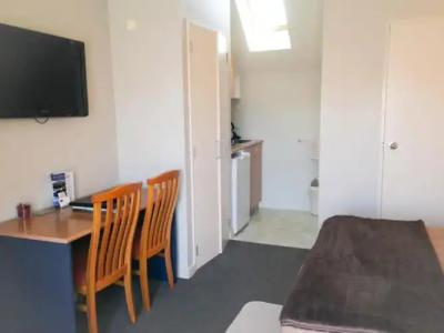 Bush Inn Court Motel - 106