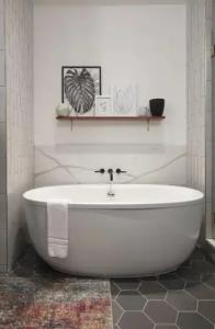 Universal's Loews Sapphire Falls Resort - 10