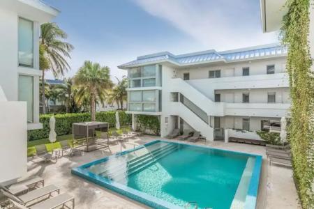 Beach Haus Key Biscayne Contemporary Apartments - 18