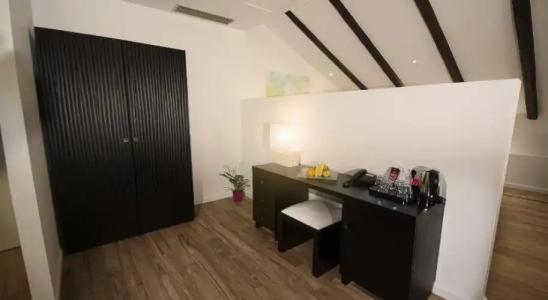 Dolphin Suites - 10