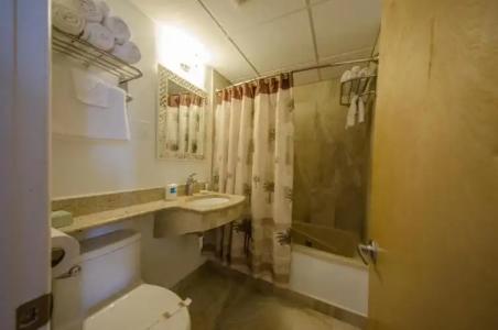 Waikiki Oceanfront Inn - 10