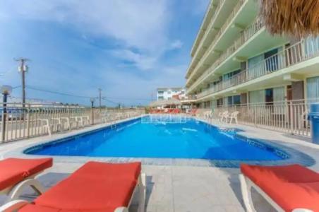 Waikiki Oceanfront Inn - 7