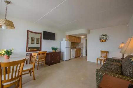 Waikiki Oceanfront Inn - 11