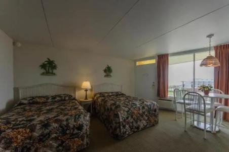 Waikiki Oceanfront Inn - 14