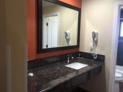 Convention Center Inn and Suites - 8