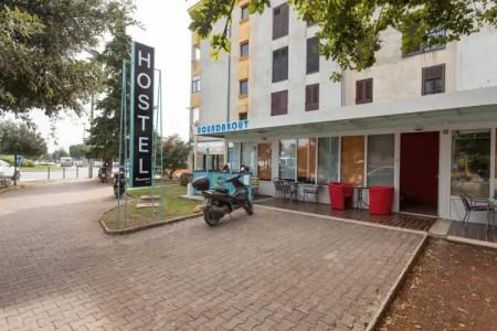 Roundabout Hostel - 4