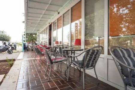 Roundabout Hostel - 17